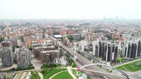animación de la multiplicación de las personas iconos que se mueven sobre la autopista y el paisaje urbano moderno