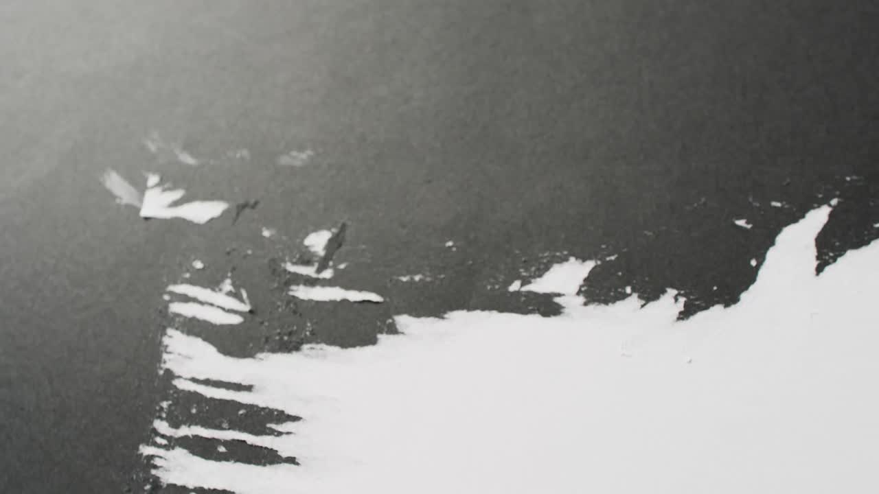 ⁇  배경 에 검은색 페인트 의 스트로크 의 클로즈업 동영상