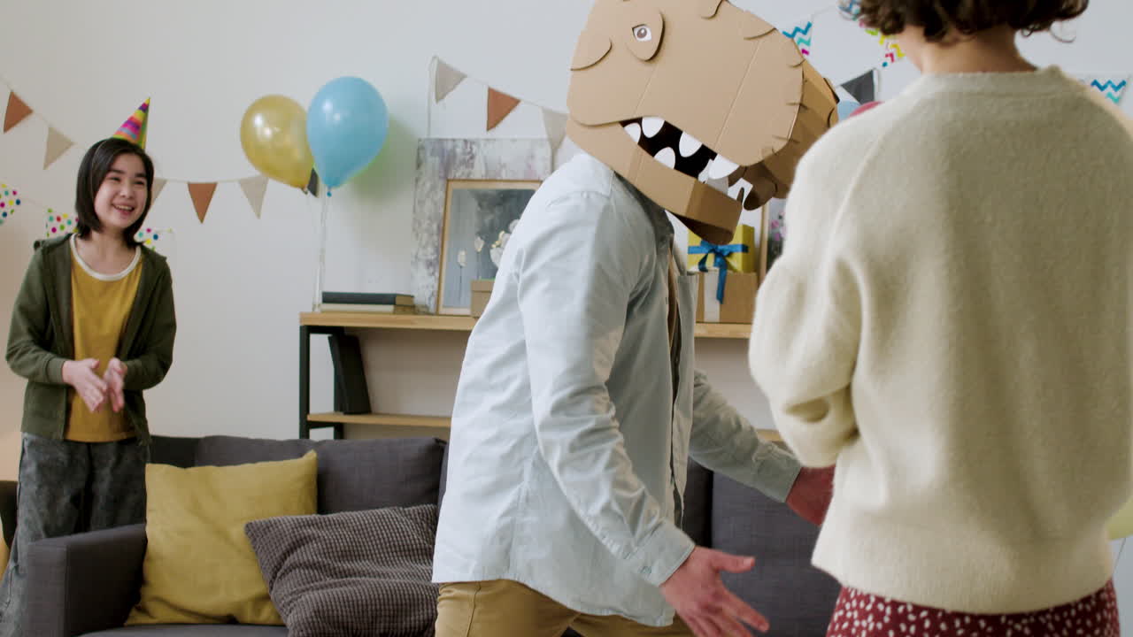 소파 주변에서 놀고 있는 아이들