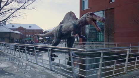 Escultura-De-Dinosaurio-Del-Centro-De-La-Ciudad-De-Leeds---4k