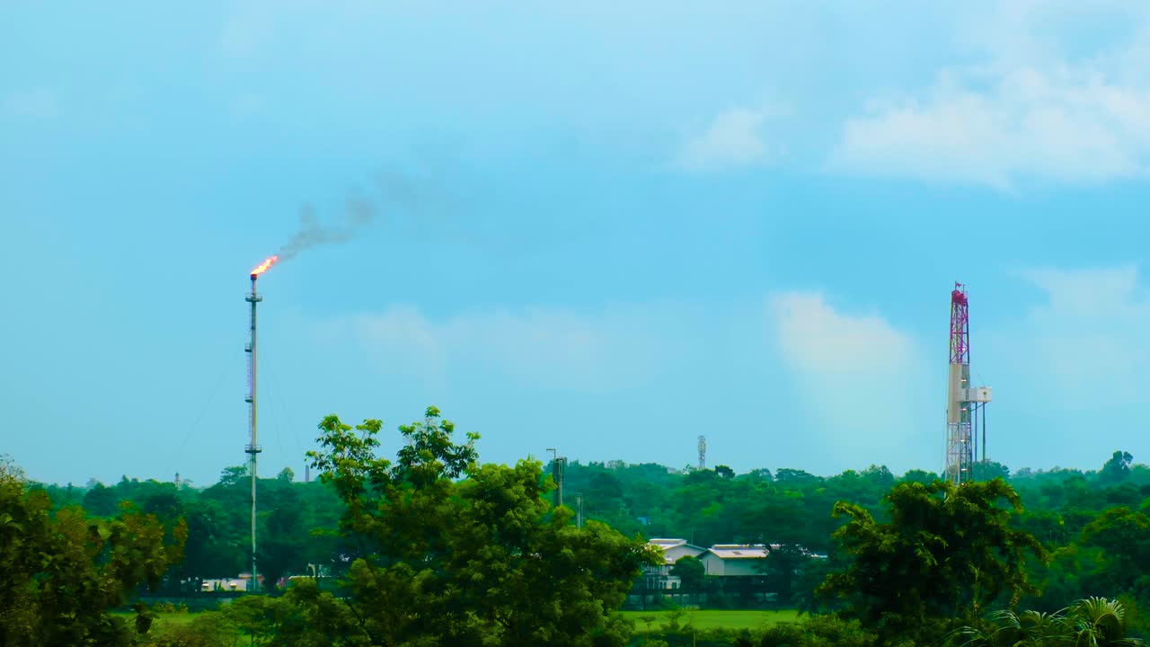석유 및 가스 중앙 가공 플랫폼의 플레어 스테이크 화재, 오염 개념, 방글라데시