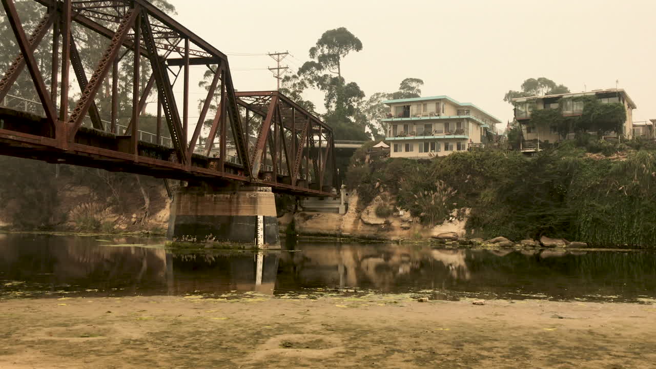 능선을 내려다보는 집과 함께 문턱 강을 건너는 기차 다리