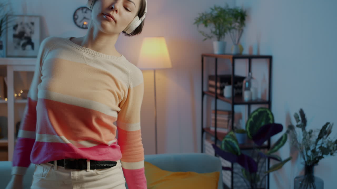 집에서 음악에 맞춰 춤을 추는 여자
