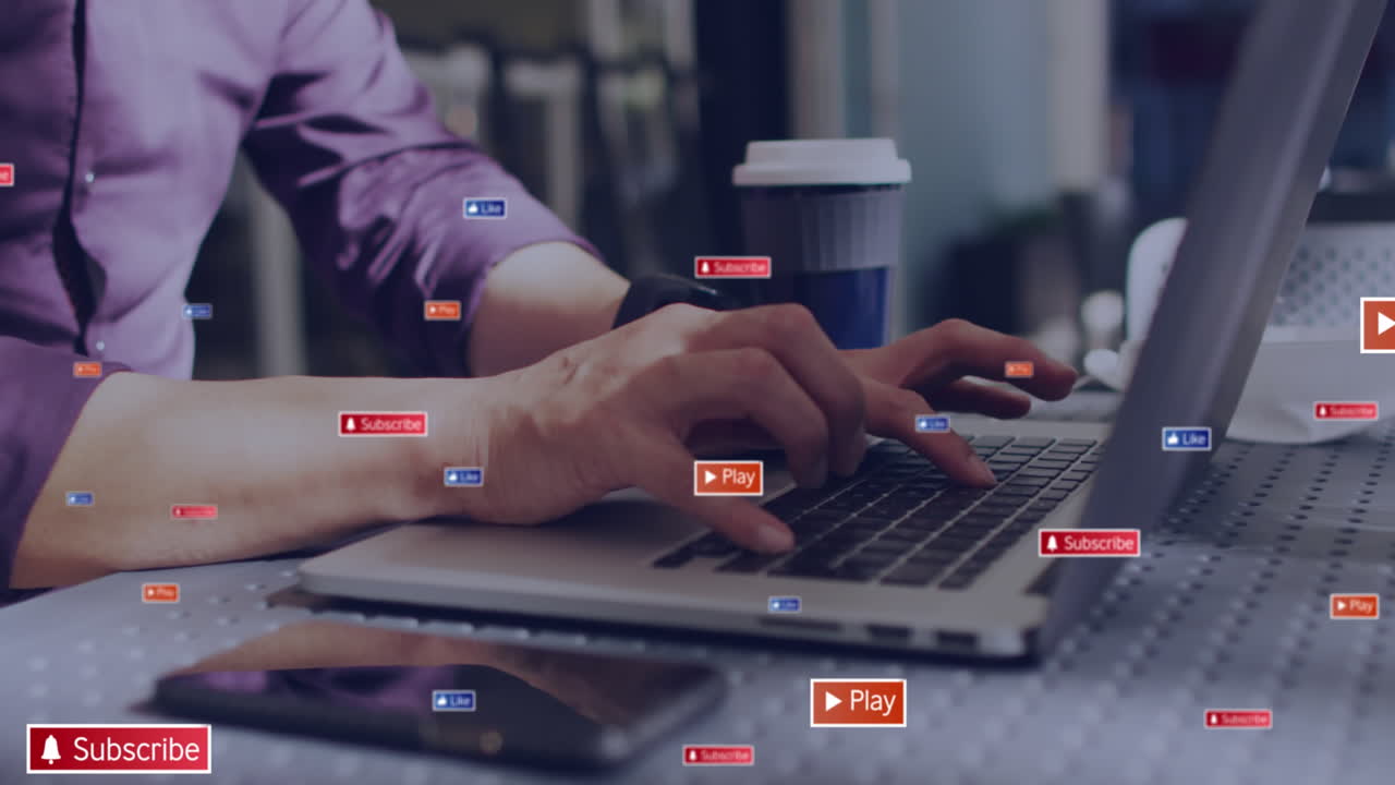 animación del procesamiento de datos de las redes sociales sobre empresario caucásico usando computadora
