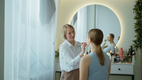 artista de maquillaje aplicando maquillaje