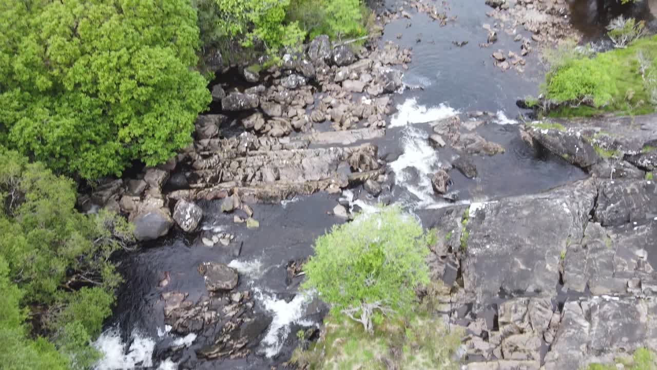 arroyo del río negro con rápidos rodeados de un exuberante bosque verde y tomas aéreas