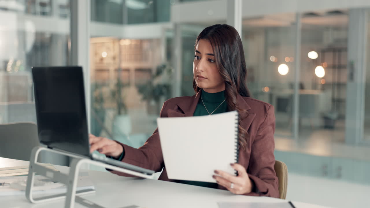 mujer de negocios que trabaja en la oficina