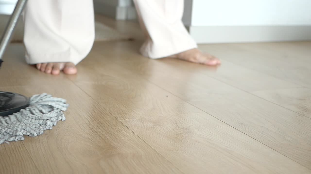 나무 바닥 을 는 여자