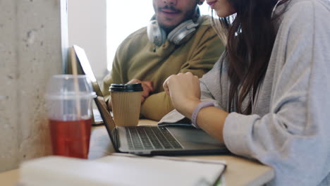manos, portátil y trabajo en equipo con un hombre de negocios