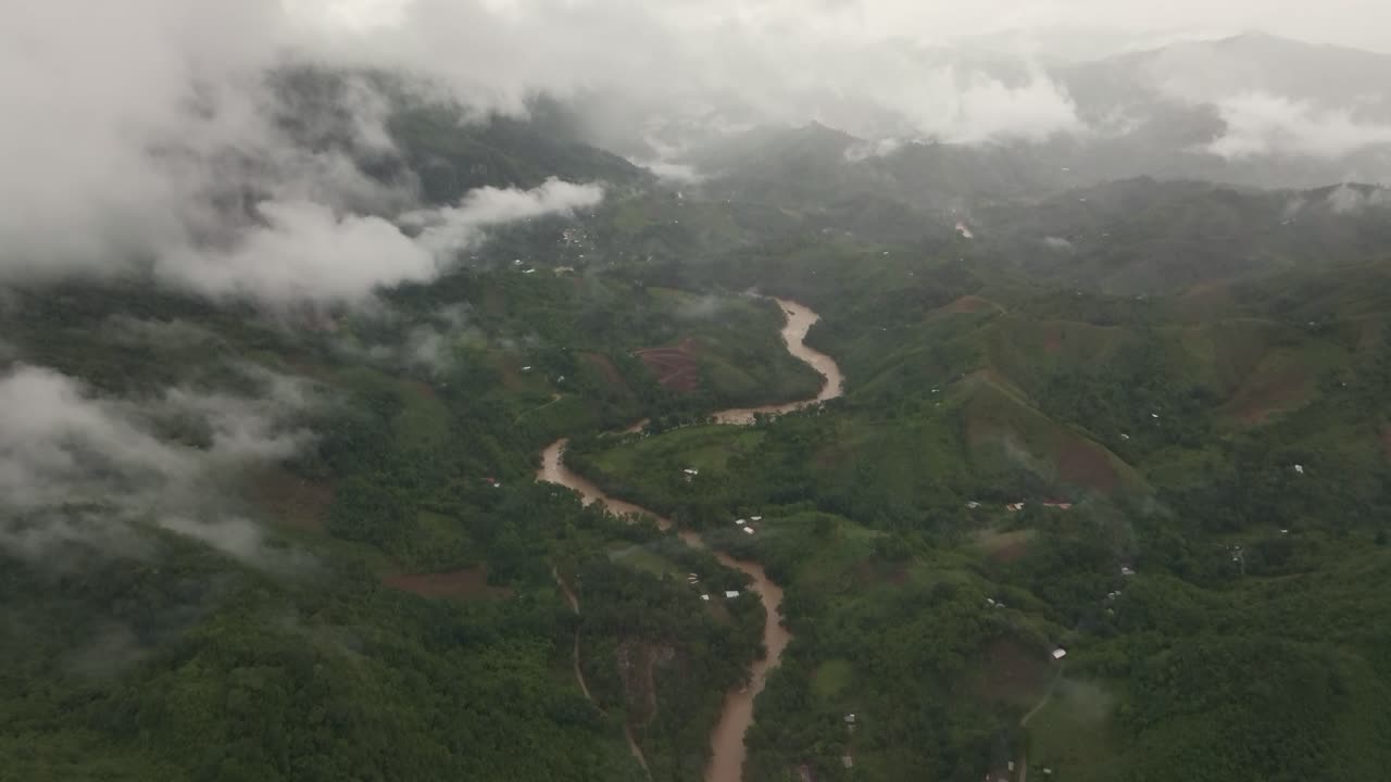 Bredt skud af Cahabon-floden med lave skyer i regnskoven i Guatemala, luftfoto