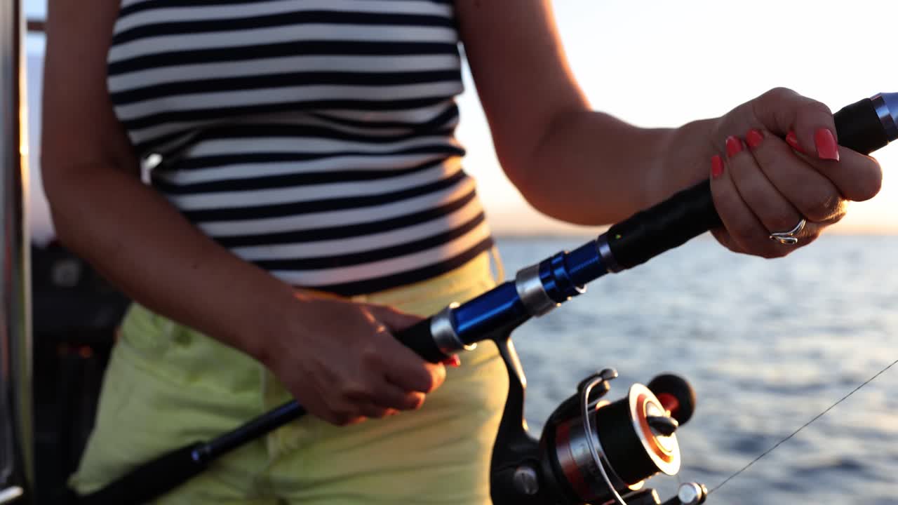 Donna che pesca al tramonto