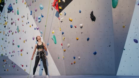 escalada en roca en un gimnasio cubierto