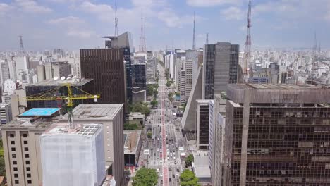 Avenida-Paulista-En-Sao-Paulo,-Brasil-En-Un-Ajetreado-Día-De-Trabajo---Imágenes-Aéreas-Descendentes-Lentas-De-La-Calle-Principal-De-Negocios-En-Sudamérica