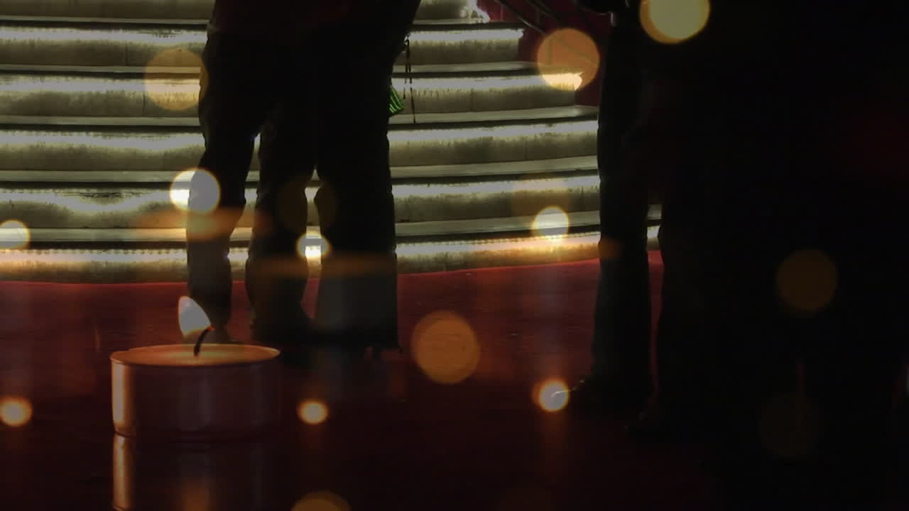 산책하고 포옹하는 사람들 위에 불타는 불의 애니메이션