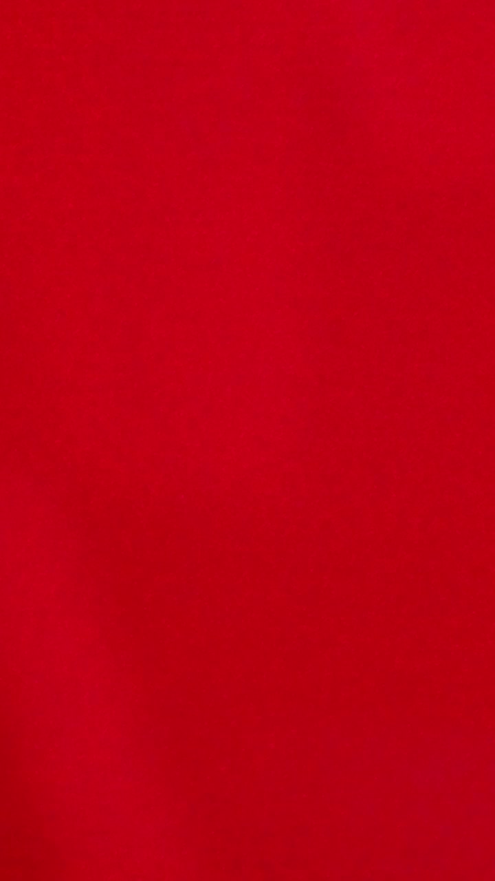 Sfondo astratto con texture rosso vibrante e magenta intenso.