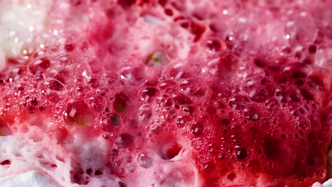 걱거리는 거품과 함께 다채로운 화학 반응