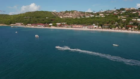 Luftschwenkansicht-Jet-Ski-Fährt-Schnell-Auf-Dem-Türkisfarbenen-Wasser-Der-Karibikküste