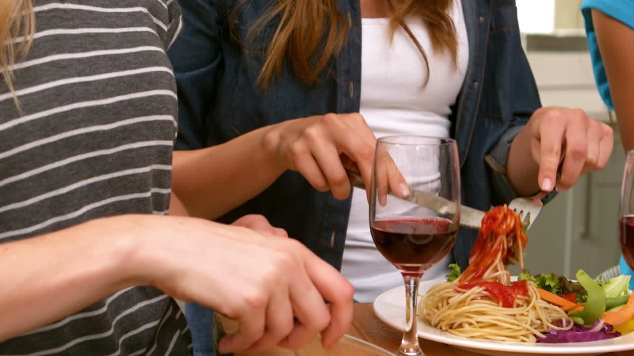 친구 들 이 함께 식사 하는 것