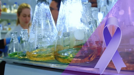 animación de la cinta púrpura contra los productos químicos en los frascos que giran en el agitador magnético en el laboratorio