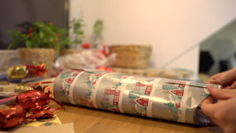 primer plano de manos de mujer haciendo un paquete de regalo para cumpleaños