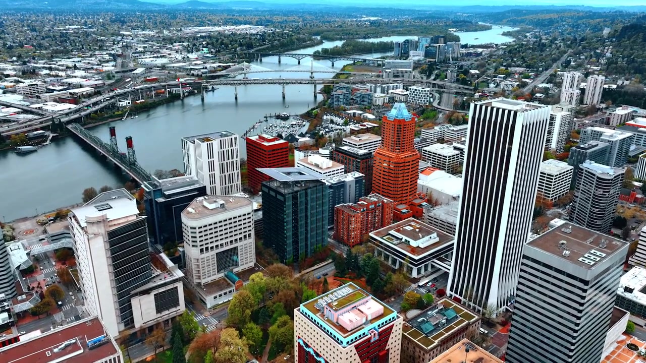 Vista panorâmica de Portland, Oregon, EUA de perspectiva aérea. Centro da cidade com bela arquitetura moderna e o Rio Willamette.