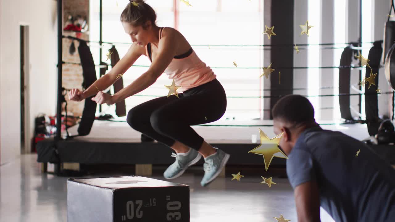 Cliente de fitness fazendo agachamento em caixa, ativando cronômetro flutuante e contador de repetições guiando saltos