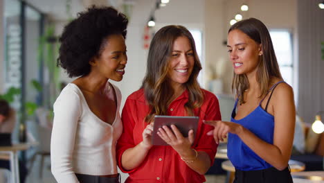 Equipo-Empresarial-Multicultural-Femenino-Con-Tableta-Digital-En-Una-Oficina-Moderna-Y-Abierta