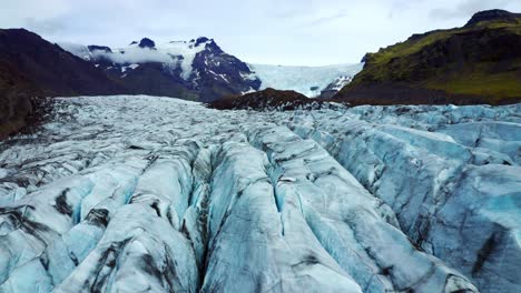 glaciar de salida svinafellsjokull y popular para practicar senderismo en vatnajokull, islandia