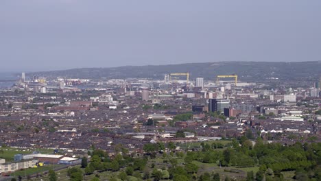 Sobrevuelo-Aéreo-Del-Oeste-De-Belfast-Desde-El-Campo-Mirando-Hacia-El-Centro-De-La-Ciudad-O-El-Centro