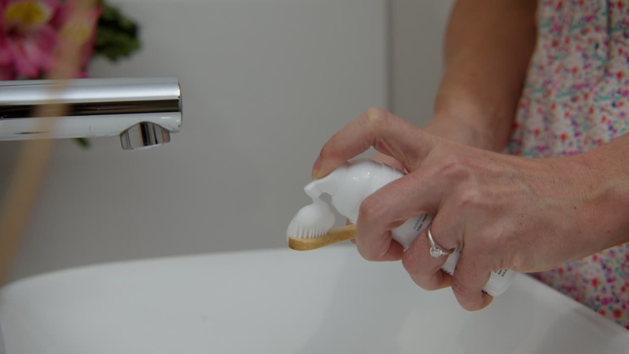 치약을 바르는 여자, 클로즈업