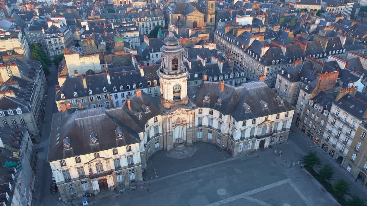 Place de la Mairie, il municipio e il teatro dell'opera all'alba nel centro storico di Rennes, Francia. Drone aereo in orbita.
