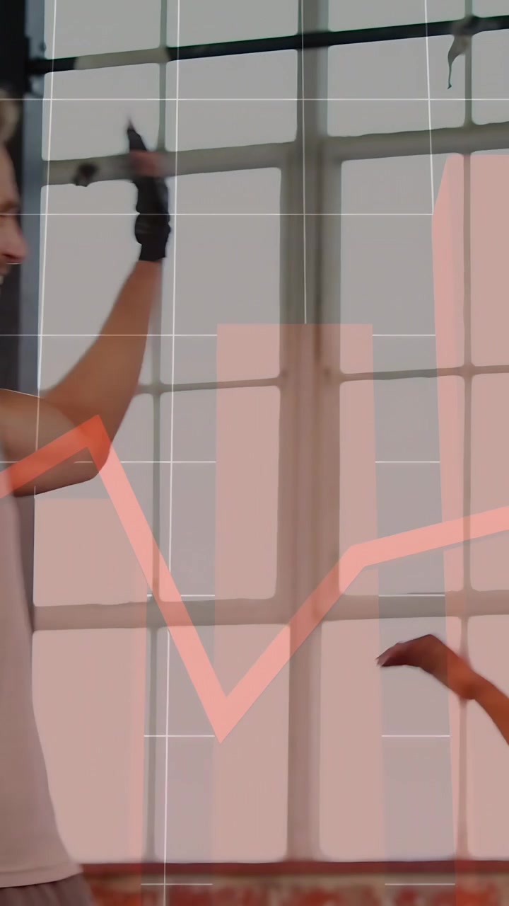 Donna che posiziona la mano sul fianco dell'uomo, entrambi si allungano verso una sbarra per trazioni, con una linea rossa della griglia fitness che sale.