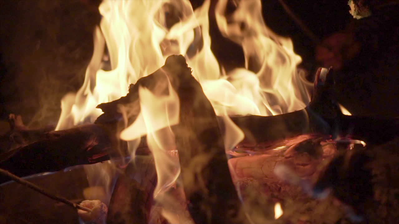 cocinar pantanos se suaviza alrededor del fuego por la noche