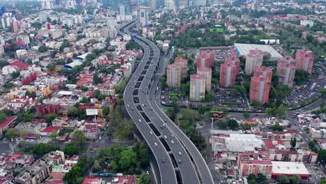 Sensationeller-Luftflug-über-Verkehr-Und-Autos,-Die-In-Der-Innenstadt-Von-Mexiko-stadt-Kurvenreiche-Periferico-Sur-schnellstraße,-Stadtzentrum,-Wohngebäude-Und-Mixcoac-türme,-Mexiko,-überkopfdrohnenanflug-Fahren