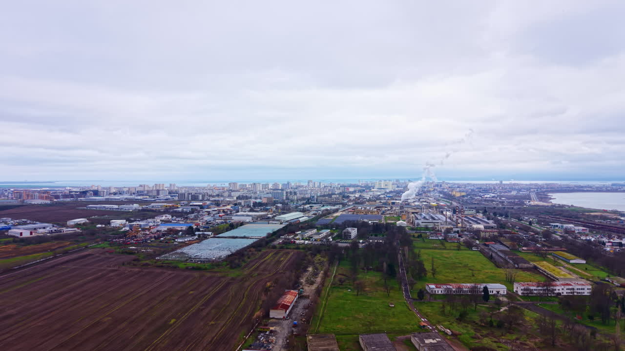 曇りの日、高い場所から眺める建物や工場が立ち並ぶ都市の風景
