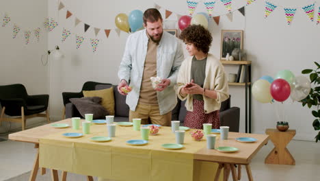 Pareja-Decorando-La-Casa