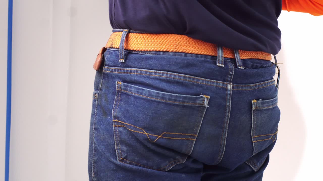 집 의 내부 벽 을 칠 한 남자 의 뒷면 - 근접