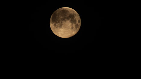 Ein-Vollmond-Auf-Schwarzem-Hintergrund---Nahaufnahme