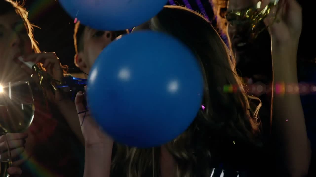 animación de un grupo de amigos divirtiéndose juntos en una fiesta con luces de color que se mueven alrededor