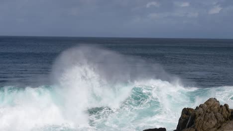 Ola-Rompiendo-Contra-Las-Rocas,-Pacific-Grove-California