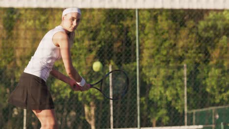 Video-Einer-Konzentrierten-Kaukasischen-Tennisspielerin,-Die-Einen-Schläger-Hält-Und-Den-Ball-Schlägt