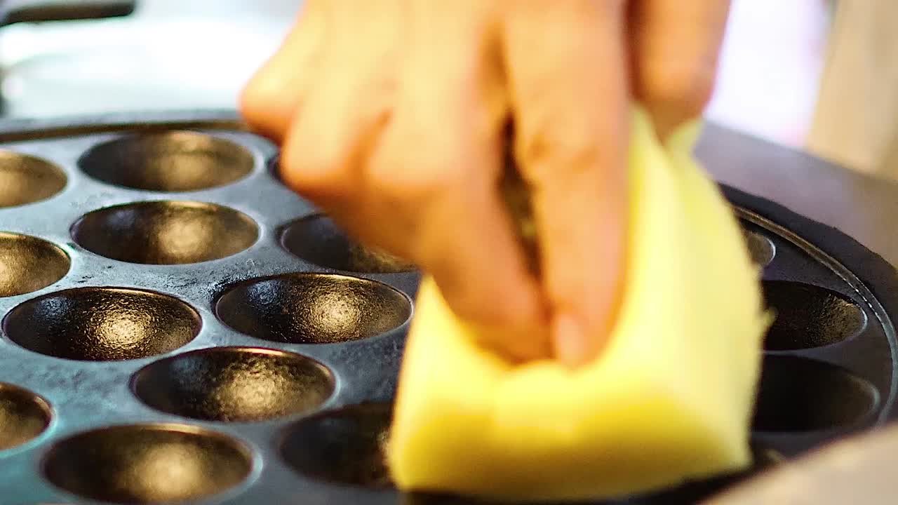 Preparing Thai street food in a round pan