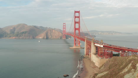 Toma-Aérea-Descendente-Del-Puente-Golden-Gate-Desde-El-Lado-Sur