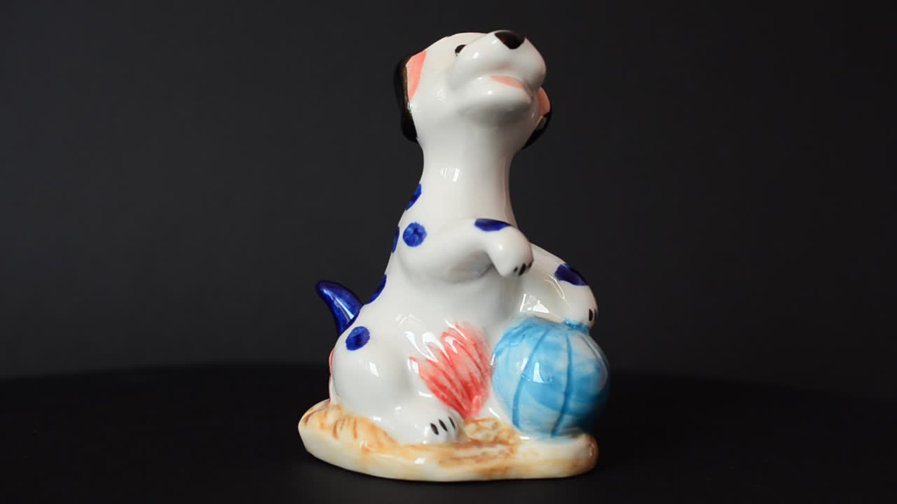 Riprese di una statuetta di cane. Riprese di una statuetta