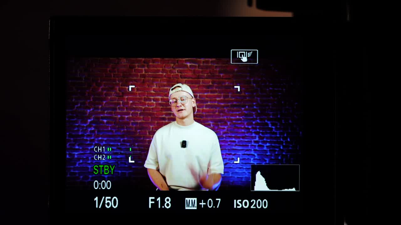 закрытый экран цифровой камеры настройки записи видео, мужчина говорит с камерой