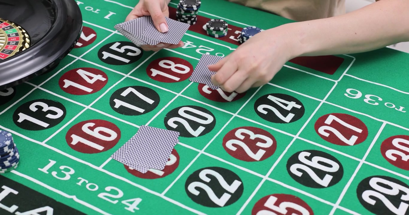 Croupier professionista mescola le carte da gioco con attenzione