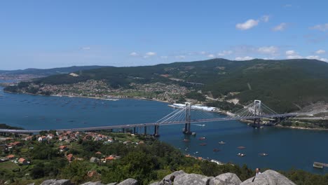 hermosa vista panorámica de la "ría de vigo" ubicada en la ciudad de vigo, españa