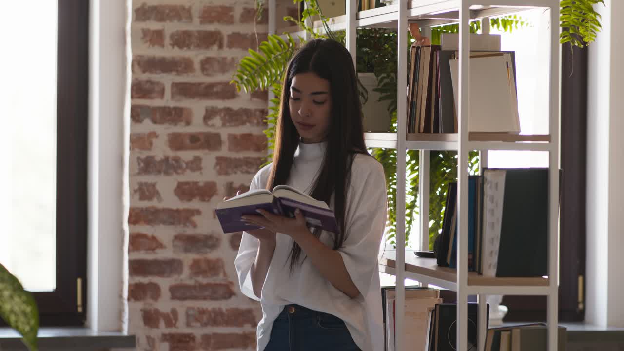 mujer leyendo en una acogedora biblioteca doméstica