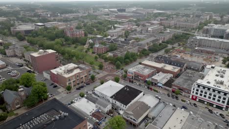 Skyline-Der-Innenstadt-Von-Auburn,-Alabama-Mit-Drohnenvideo-Beim-Einzug