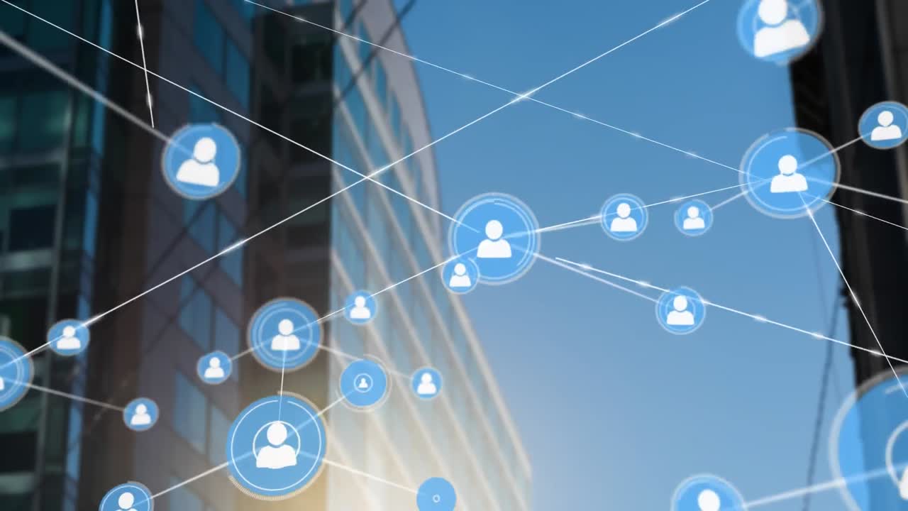 animación de la red de conexiones con las personas iconos sobre edificios de oficinas modernos